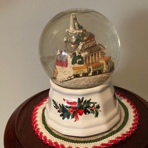 Vintage Pfaltzgraff "Heritage Station" Christmas musical snow globe